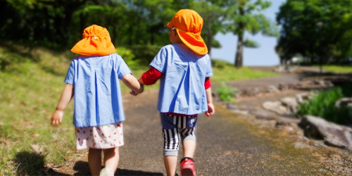 手をつなぐ子供たち