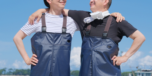 肩を組みあう男性二人