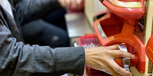 パチンコ中の人