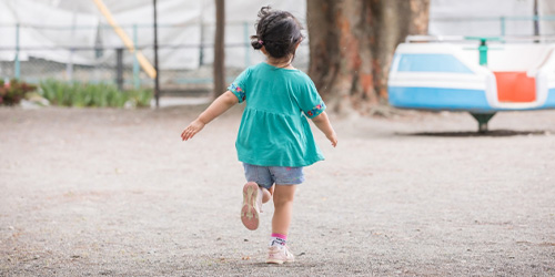 走る子供の後ろ姿