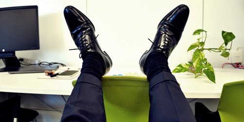 ビジネスマンの足が乗ったデスク