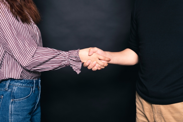 握手する男女の手