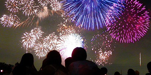 花火を見る人たち