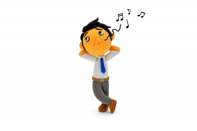 口笛を吹いてごまかそうとする男性