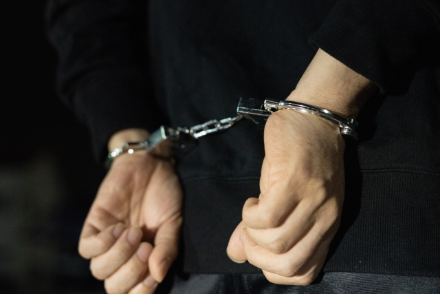 手錠をかけられた両手
