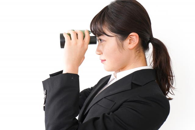 双眼鏡を覗く女性