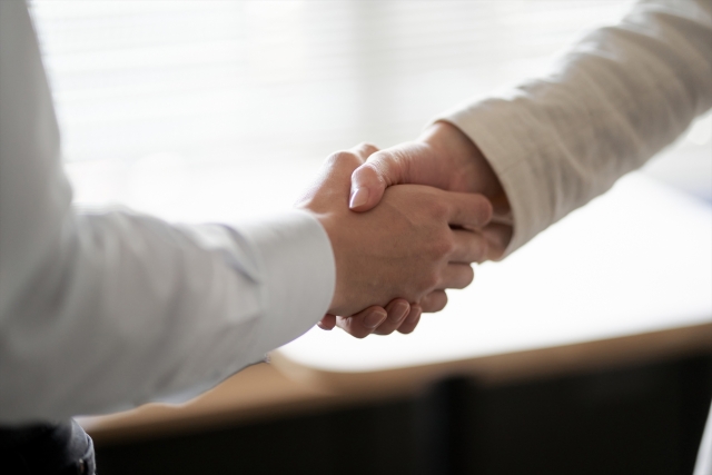 握手する二つの手