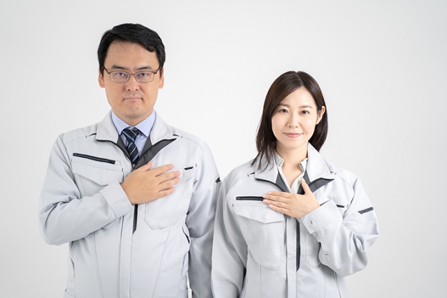 作業服姿の男女