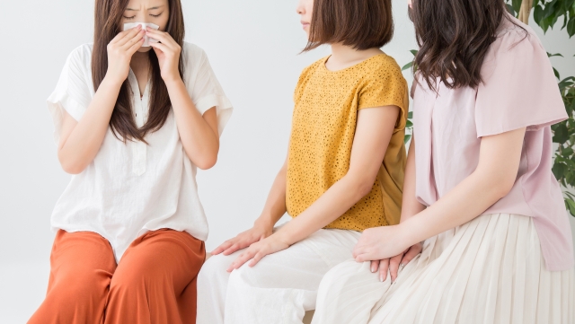 椅子に座る三人の女性