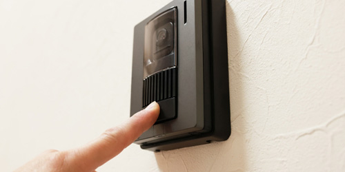 インターフォンを押す手