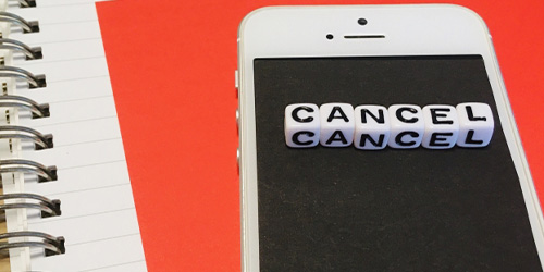 スマートフォンと「キャンセル」の文字
