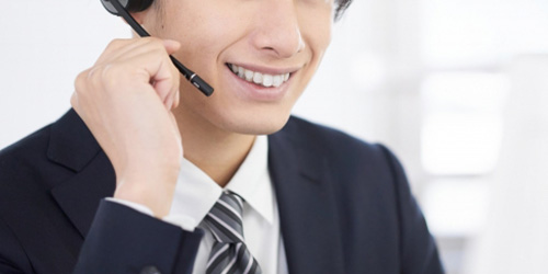 笑顔で電話をする人