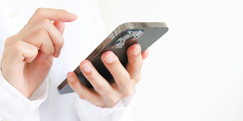 スマートフォンを持つ手