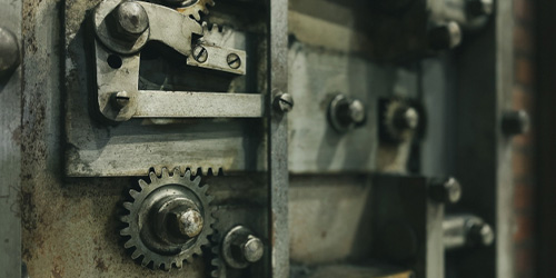 金属でできた仕掛け扉