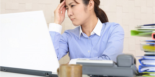 頭を抱える女性