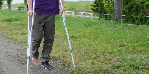 松葉づえをつく人