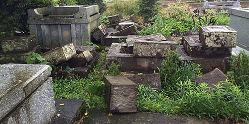 崩壊したお墓