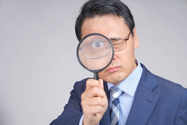 虫メガネを覗く男性